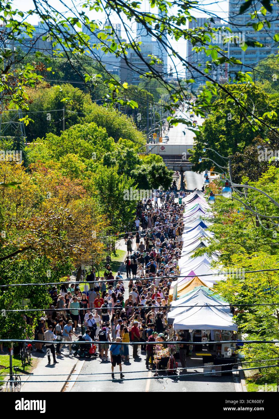 Una grande folla si riunisce presso le bancarelle dei venditori al Toronto Garlic Festival 2025. 28 settembre 2025 Toronto Ontario Canada Foto Stock
