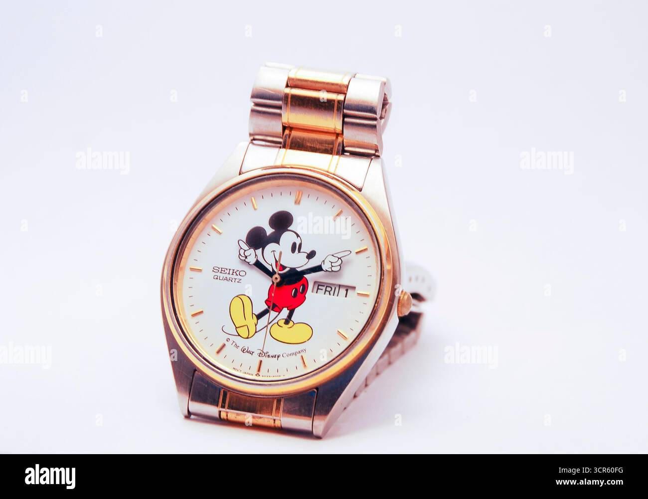 Un moderno orologio Topolino del marchio Walt Disney Seiko con fascia metallica degli anni '1980 Foto Stock