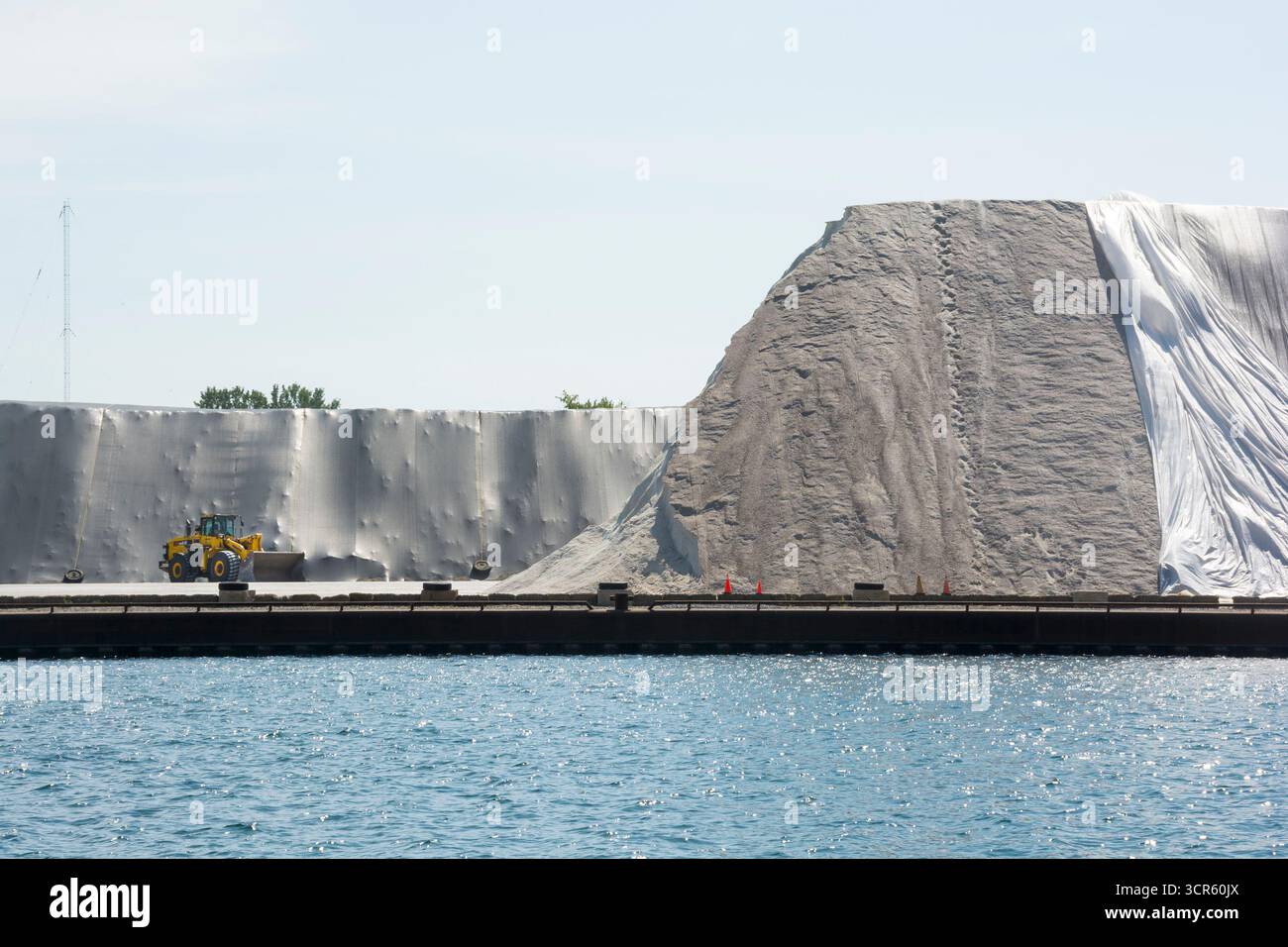 Grandi montagne di sale in un deposito di Port Lands da distribuire come parte del programma di manutenzione stradale invernale della città di Toronto. Foto Stock
