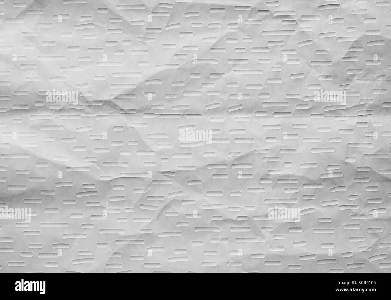 Primo piano di carta da imballaggio leggermente spiegazzata con motivi ovali goffrati, sfondo neutro minimo con superficie ruvida, ideale per il design di imballaggi Foto Stock