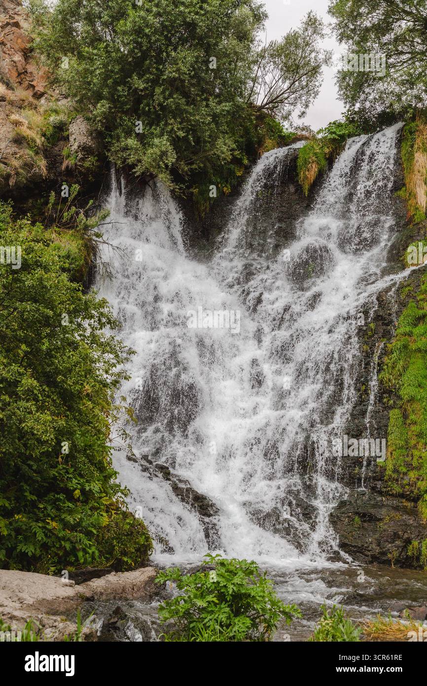Vista delle cascate di Shaki che si tuffano sulle scogliere rocciose in mezzo a vegetazione lussureggiante, una sinfonia naturale di vista e suono, Shaki, Provincia di Syunik, Armen Foto Stock