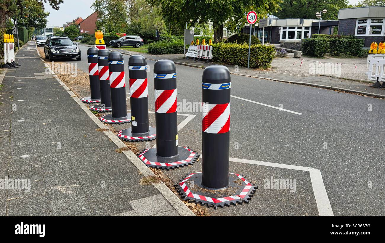 Dissuasori di sicurezza stradale su strada, barriere stradali a strisce per la zona di costruzione, attrezzature per la sicurezza stradale urbana Foto Stock