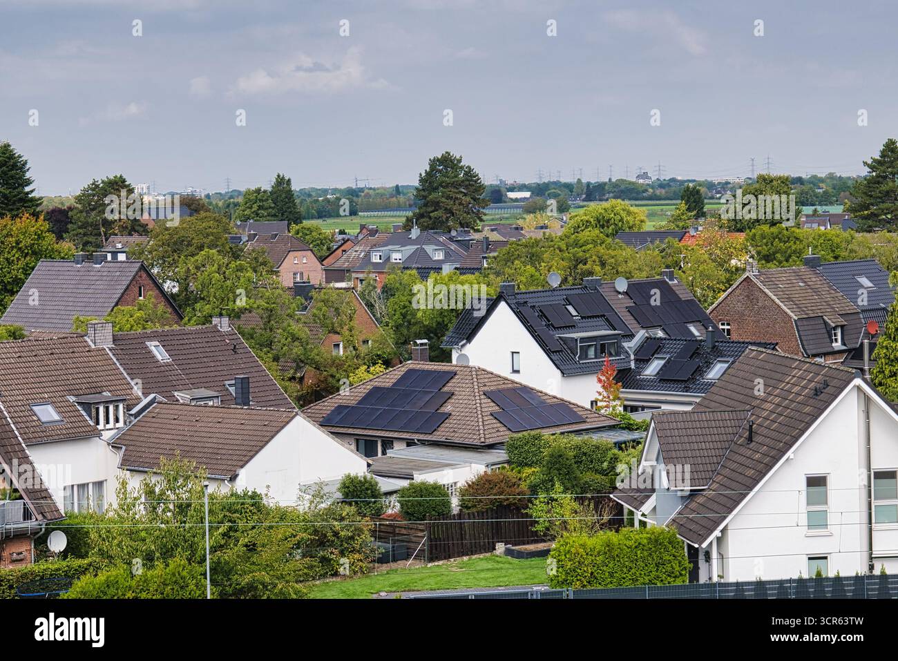 Case residenziali di periferia con pannelli solari sui tetti per l'energia rinnovabile Foto Stock