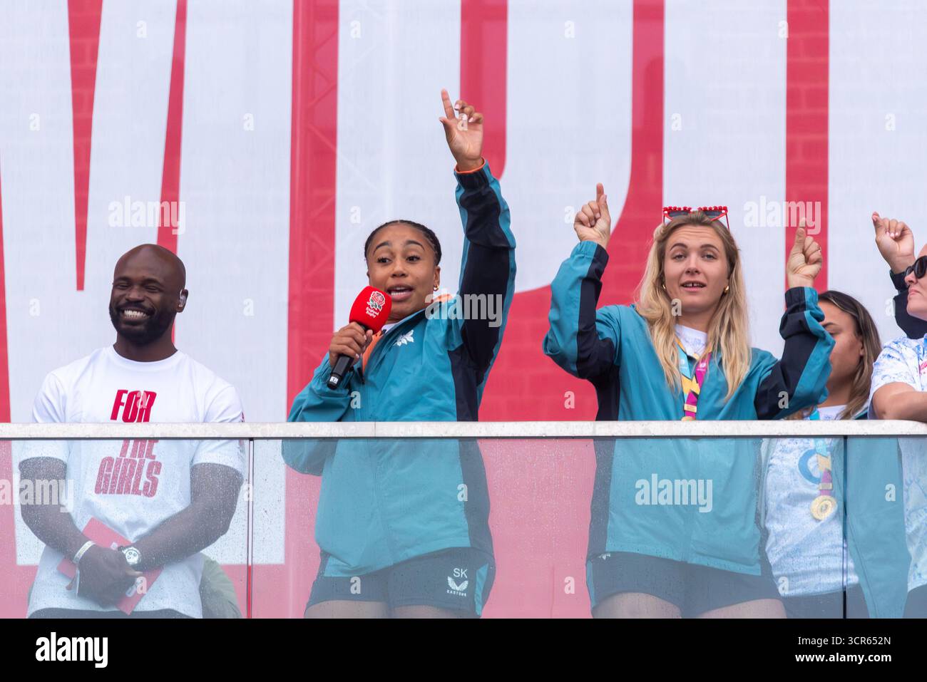 Sadia Kabeya & England giocatrici della squadra di rugby femminile festeggiano al Red Roses Champions Party di Battersea, dopo aver vinto la Coppa del mondo. Sadia Kabeya Foto Stock