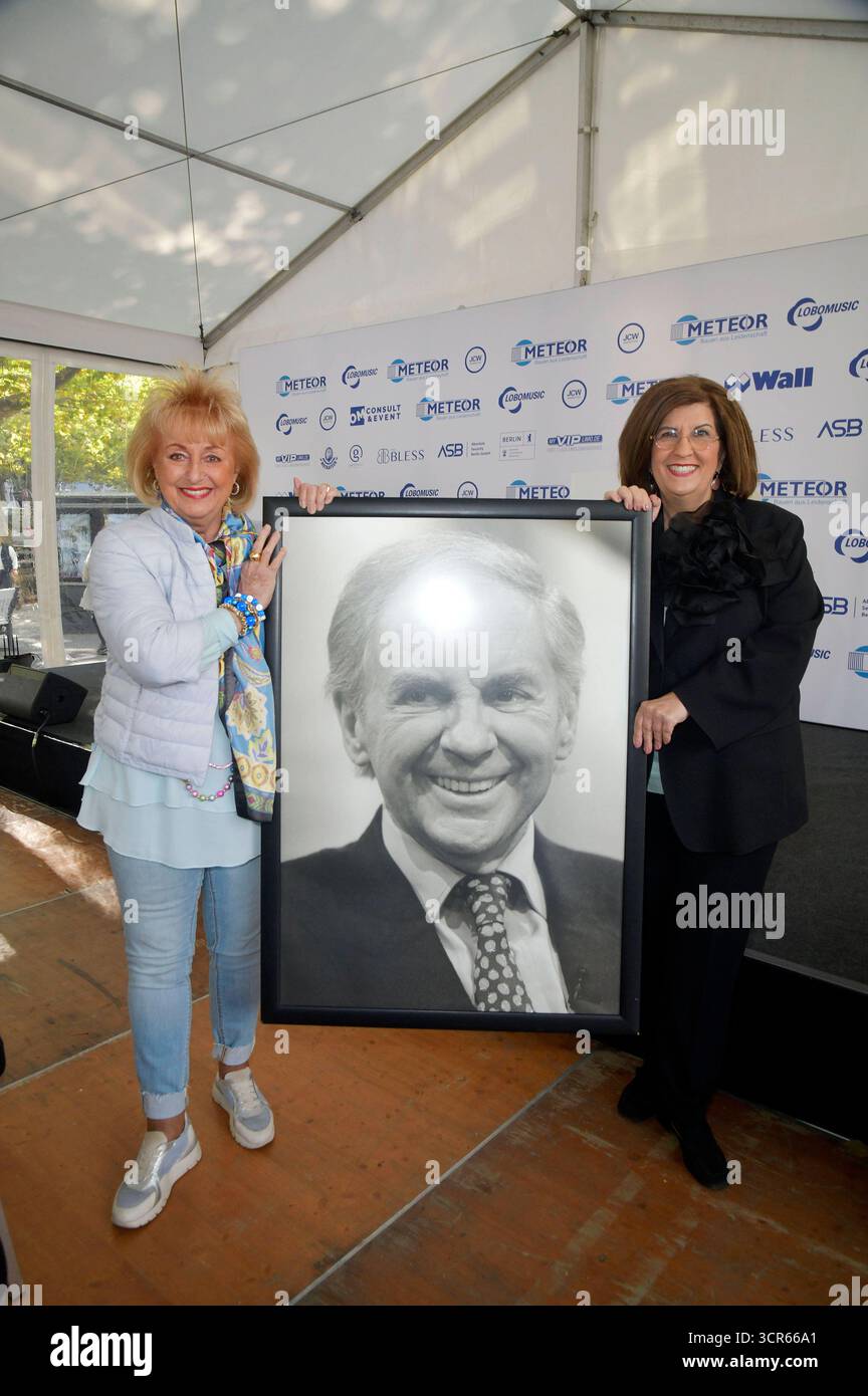 Stefanie Simon und Judith Stückler bei der offiziellen Einweihung des Harald-Juhnke-Platzes am Kurfürstendamm. Berlino, 29.09.2025 *** Stefanie Simon e Judith Stückler all'inaugurazione ufficiale di Harald Juhnke Platz a Kurfürstendamm Berlino, 29 09 2025 foto:XM.xBehrensx/xFuturexImagex juhnke_5970 Foto Stock