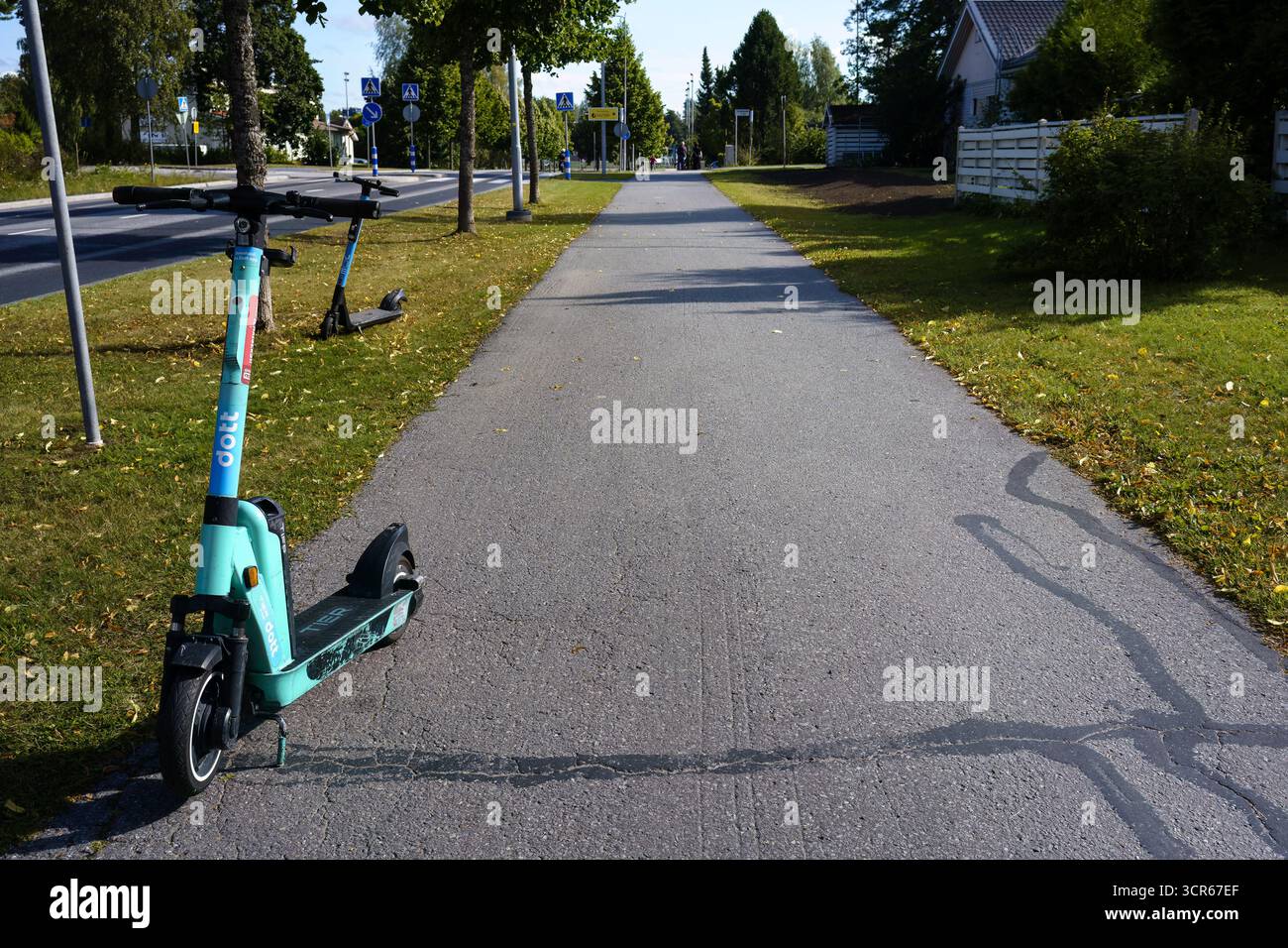 Mikkeli, Finlandia - 3 settembre 2025 - scooter elettrico Dott parcheggiato su un sentiero tranquillo in un'area suburbana Foto Stock