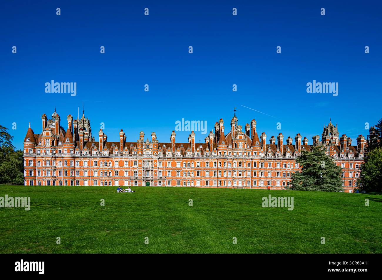 Il Victorian Founder's Building, modellato sullo Chateau de Chambord, presso la Royal Holloway, Università di Londra Foto Stock