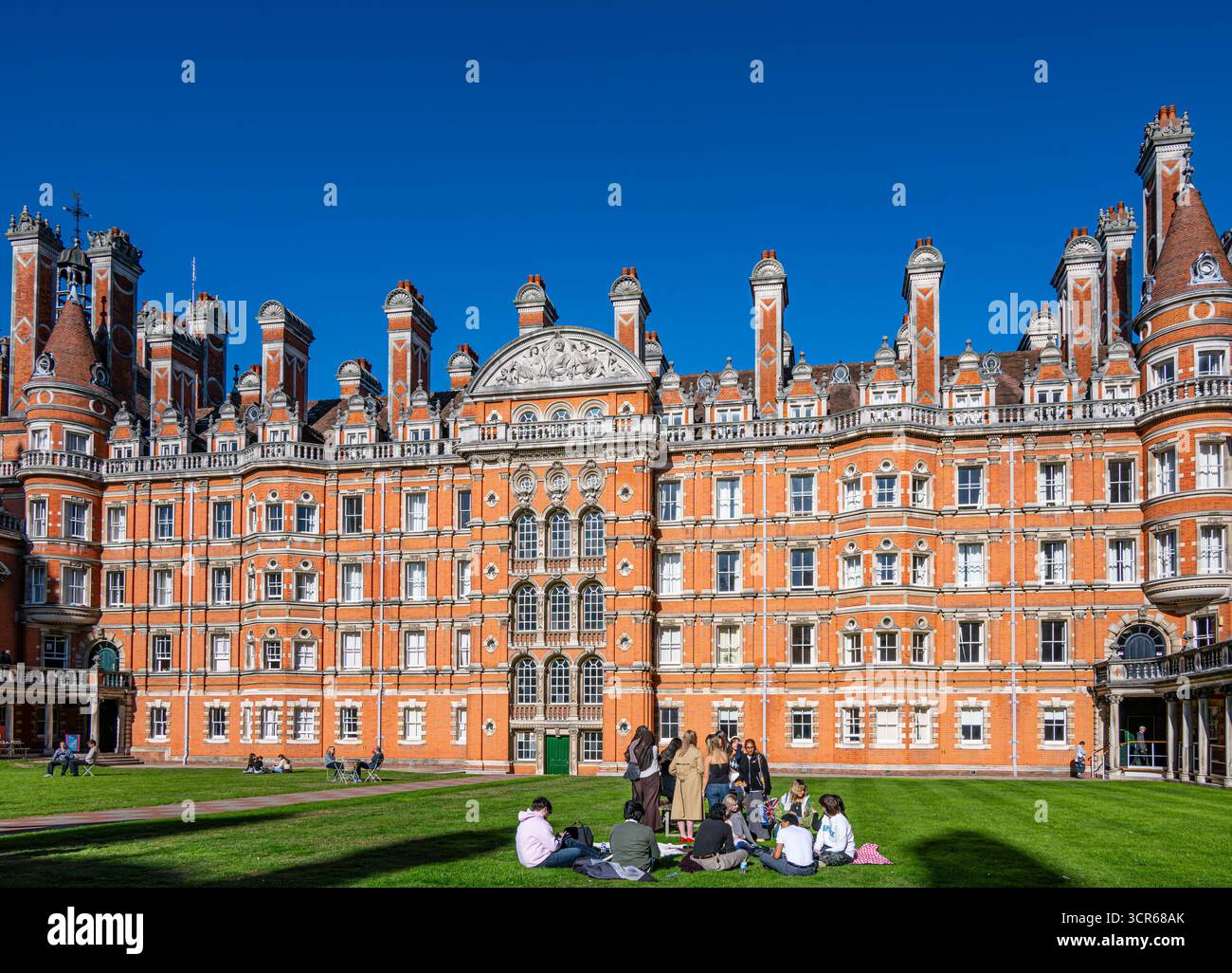 Il Victorian Founder's Building, modellato sullo Chateau de Chambord, presso la Royal Holloway, Università di Londra Foto Stock