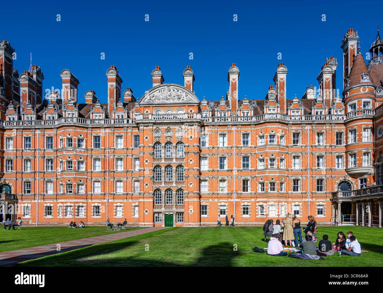 Il Victorian Founder's Building, modellato sullo Chateau de Chambord, presso la Royal Holloway, Università di Londra Foto Stock