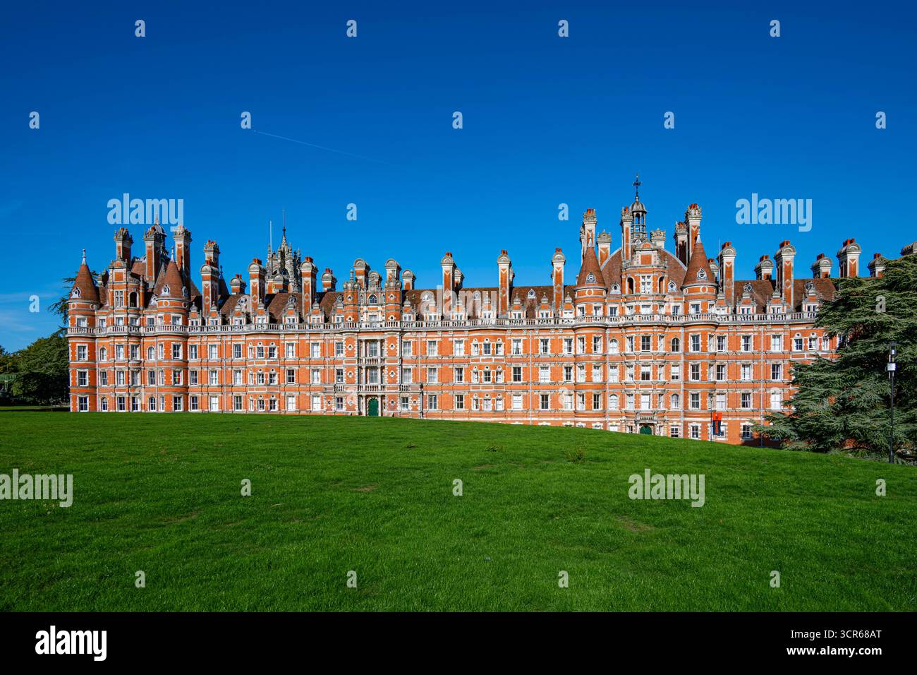 Il Victorian Founder's Building, modellato sullo Chateau de Chambord, presso la Royal Holloway, Università di Londra Foto Stock