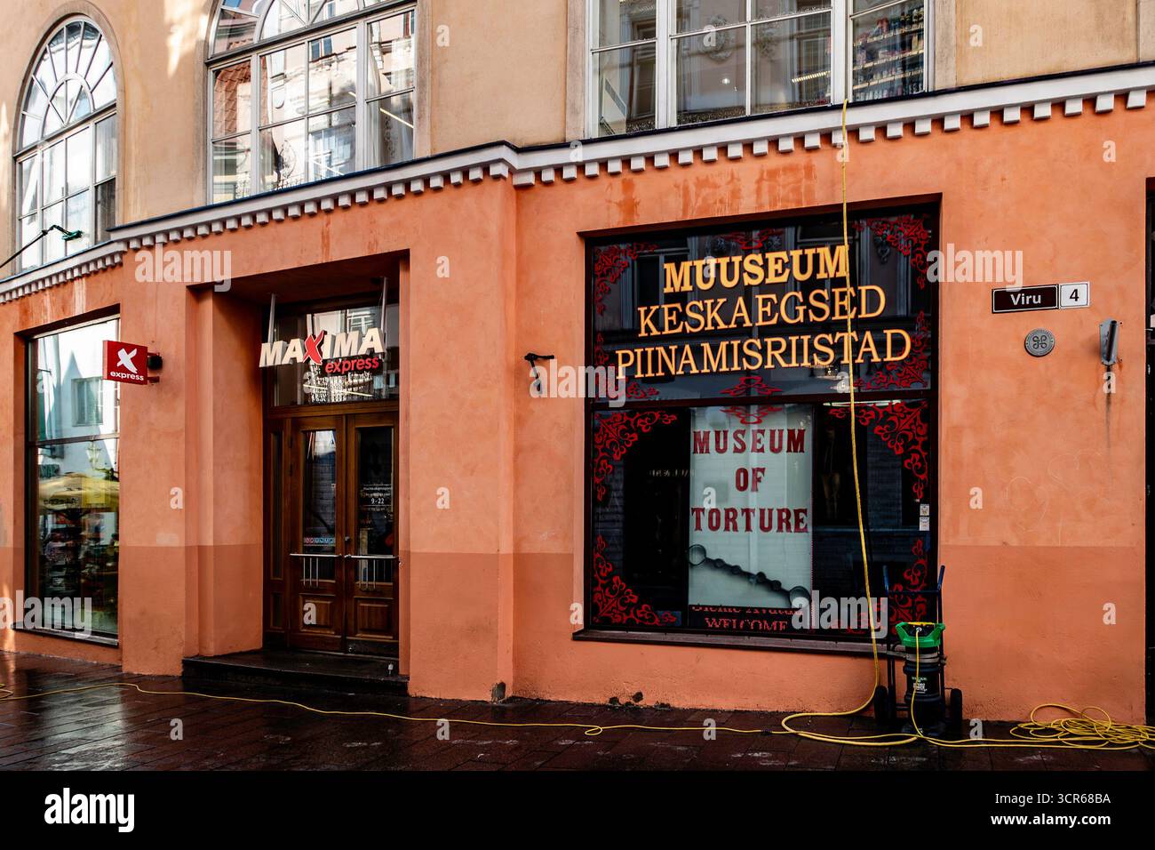 Ingresso al Museo degli strumenti di tortura medievale accanto al Maxima Express in Viru Street, Tallinn, Estonia, un'attrazione turistica unica della città Vecchia. Foto Stock