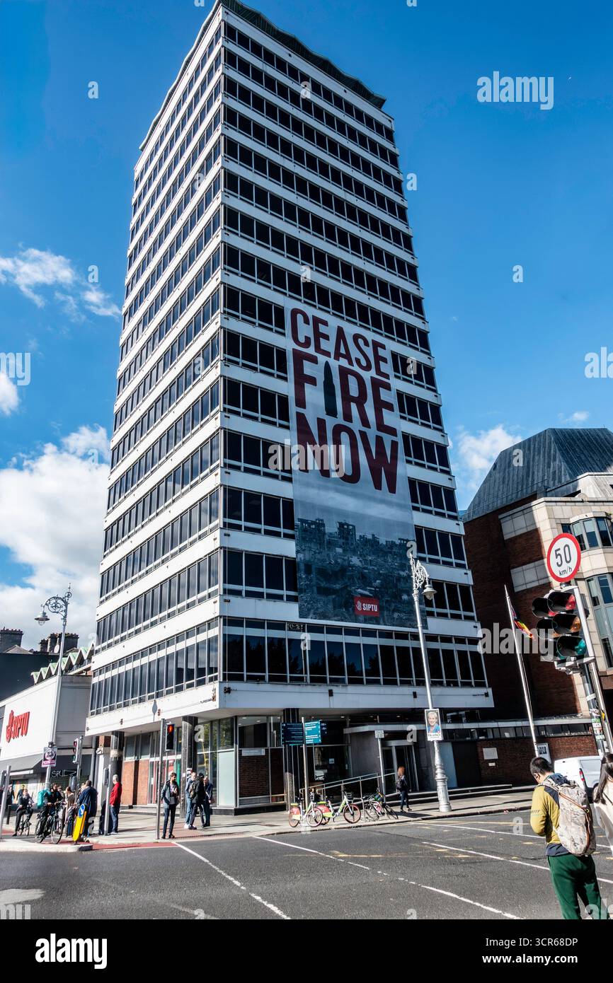 Liberty Hall, sede centrale del sindacato SIPTU di Dublino, che espone il grande striscione "cessate il fuoco ora" di Gaza che chiede il cessate il fuoco e la pace nel 2025. Foto Stock