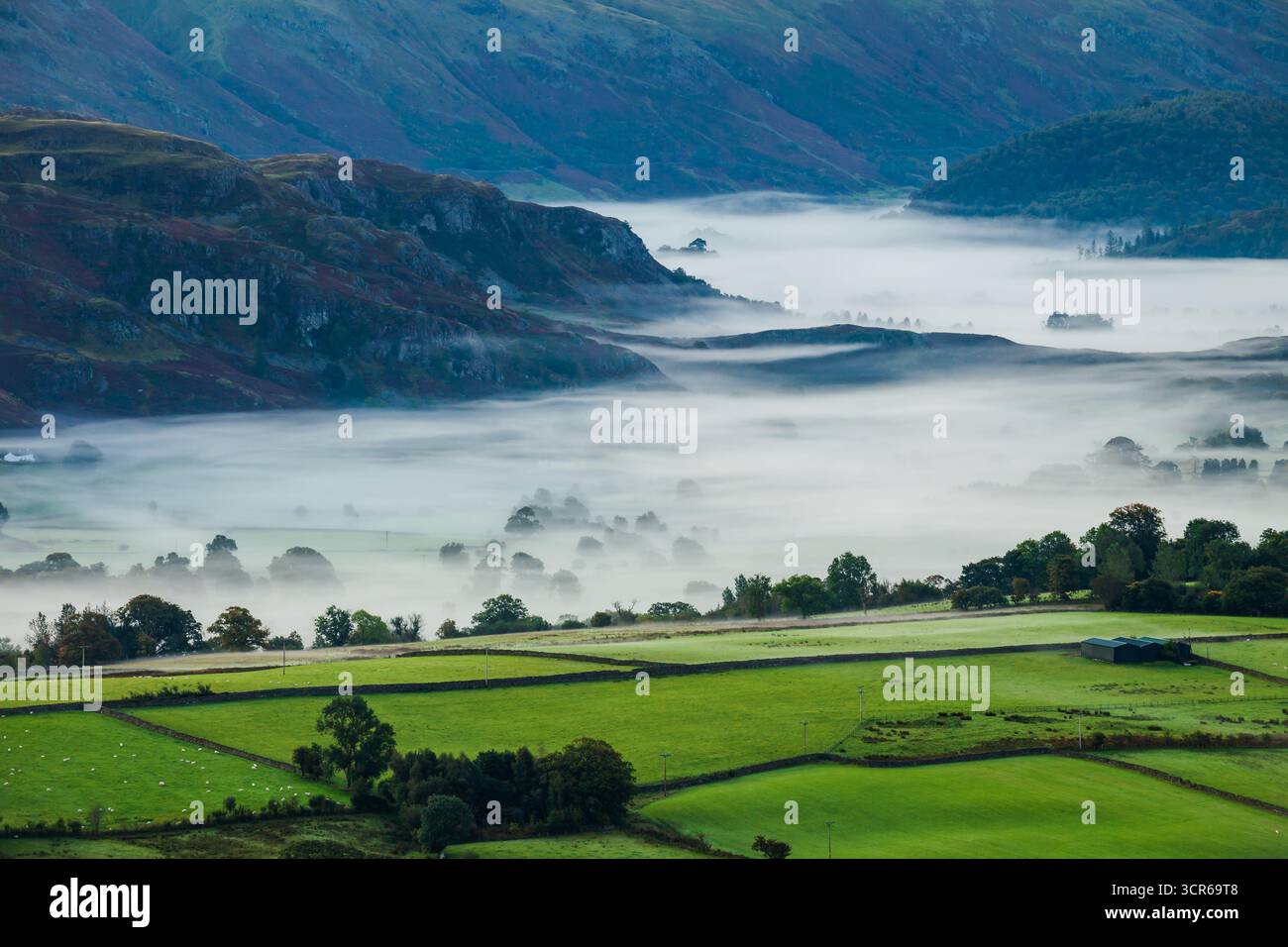 L'alba dell'autunno nebbiosa nella campagna della Cumbria vicino a Keswick. Foto Stock