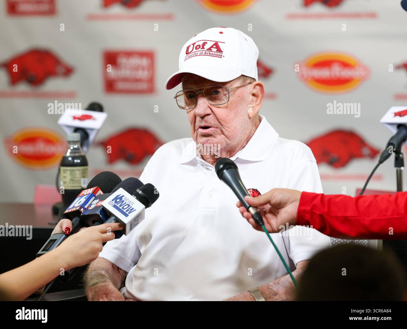 27 settembre 2025: Lou Holtz parla prima di una partita tra i Notre Dame Fighting Irish e gli Arkansas Razorbacks al Donald W. Reynolds Razorback Stadium di Fayetteville, Arkansas. Freddie Beckwith per Texarkana Gameday/Cal Sport Media Foto Stock