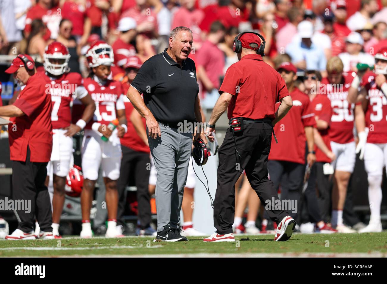 27 settembre 2025: Capo-allenatore degli Arkansas Razorbacks Sam Pittman durante una partita tra i Notre Dame Fighting Irish e gli Arkansas Razorbacks al Donald W. Reynolds Razorback Stadium di Fayetteville, Arkansas. Freddie Beckwith per Texarkana Gameday/Cal Sport Media Foto Stock