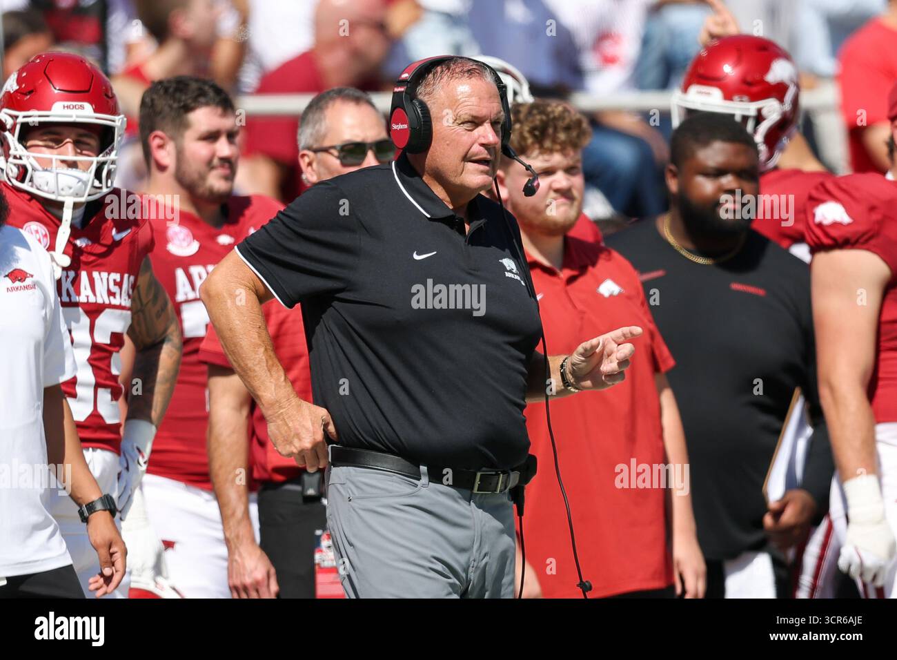 27 settembre 2025: Capo-allenatore degli Arkansas Razorbacks Sam Pittman durante una partita tra i Notre Dame Fighting Irish e gli Arkansas Razorbacks al Donald W. Reynolds Razorback Stadium di Fayetteville, Arkansas. Freddie Beckwith per Texarkana Gameday/Cal Sport Media Foto Stock