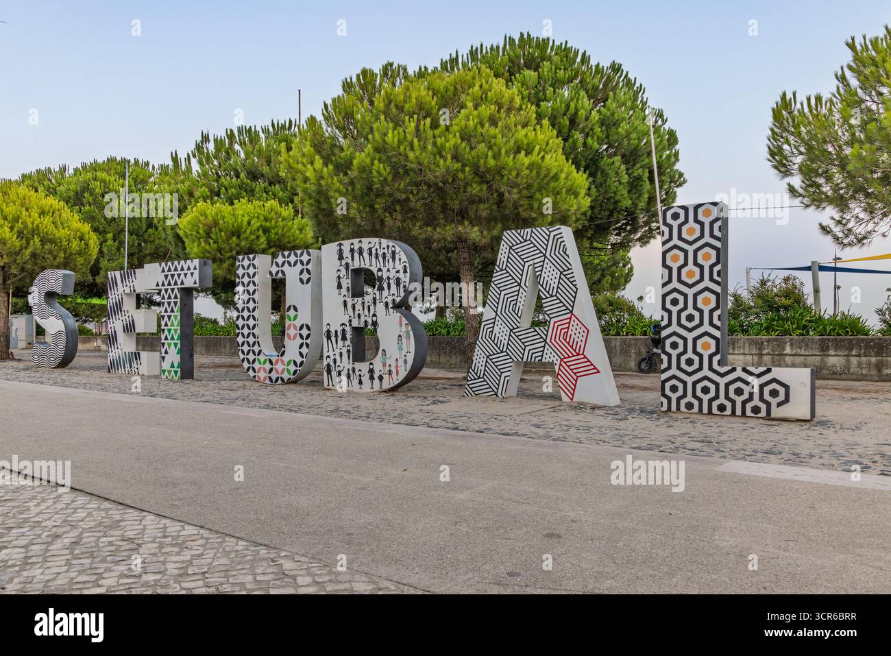 Le grandi lettere decorative che scrivono "Setúbal" sono un punto di riferimento della città. Le lettere hanno motivi astratti e disegni, con pini e una lastricata a Foto Stock