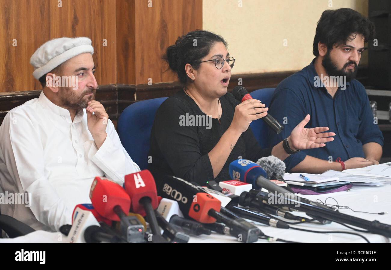 NUOVA DELHI, INDIA - SETTEMBRE 29: Gli attivisti Sajjad Kargili Kargil Democratic Alliance Ladakh e Manshi Asher Hindhara Collevtive e Anmol Ohri Climate Front Jammu si rivolgono a una conferenza stampa sul rilascio di Sonam Wangchuk al Press Club of India il 29 settembre 2025 a nuova Delhi, India. Gli attivisti hanno definito l'arresto di Wangchuk ai sensi del National Security Act NSA come un assalto ai diritti democratici e alla libertà di dissenso, affermando che tali atti erano un palese tentativo di mettere a tacere le voci del popolo del Ladakh che ha sollevato legittime preoccupazioni sui loro diritti costituzionali, liv Foto Stock