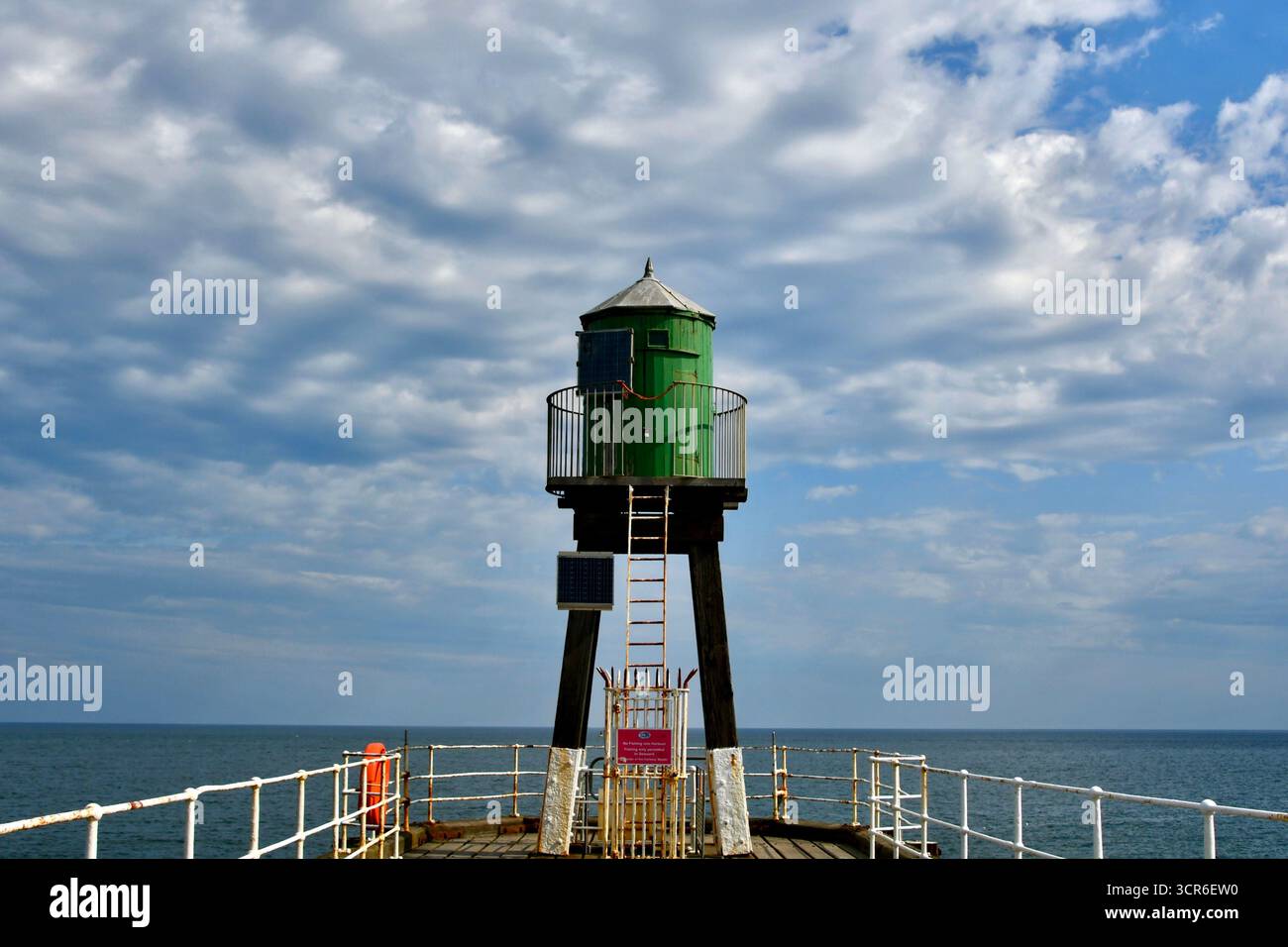 Whitby West Pier Arm Navigation Light Foto Stock