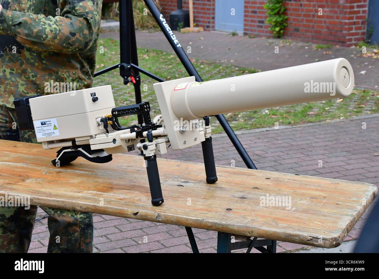 Drohnenvorführung während der Bundeswehr-Übung Red Strom Bravo ad Amburgo MIT dem Effektor HP 47, einem Schultergestützem Jammer Störsender kann ein Soldat den Funkkontakt sowie das GPS-Signal der Drohne stören. SIE kann somit gezielt bekämpft werden. DAS HP 47 kann von einem Soldaten bedient werden. MIT der Übung Red Strom Bravo wurde in Hamburg das Zusammenspiel der Bundeswehr mit zivilen Rettungsorganizationen, Wirtschaftsunternehmen und Behörden geübt. ALS fiktives Szenario wurde ein eskalierender Konflikt an der NATO-Ostgrenze angenommen. Hierfür werden NATO-Truppen im Hamburger Hafen übe Foto Stock