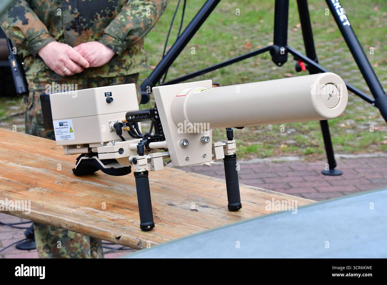 Drohnenvorführung während der Bundeswehr-Übung Red Strom Bravo ad Amburgo MIT dem Effektor HP 47, einem Schultergestützem Jammer Störsender kann ein Soldat den Funkkontakt sowie das GPS-Signal der Drohne stören. SIE kann somit gezielt bekämpft werden. DAS HP 47 kann von einem Soldaten bedient werden. MIT der Übung Red Strom Bravo wurde in Hamburg das Zusammenspiel der Bundeswehr mit zivilen Rettungsorganizationen, Wirtschaftsunternehmen und Behörden geübt. ALS fiktives Szenario wurde ein eskalierender Konflikt an der NATO-Ostgrenze angenommen. Hierfür werden NATO-Truppen im Hamburger Hafen übe Foto Stock