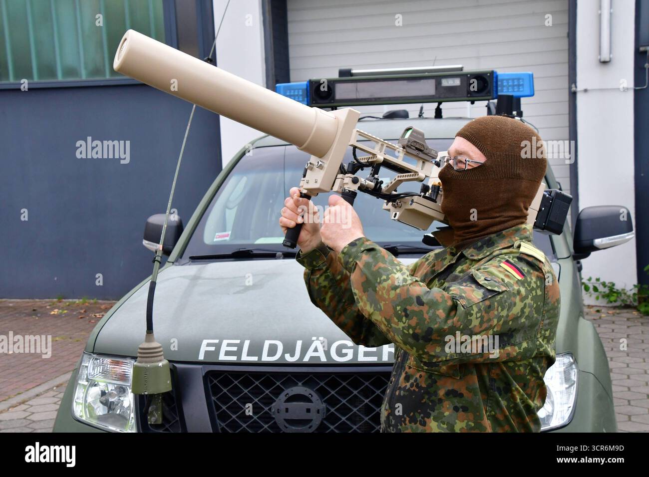 Drohnenvorführung während der Bundeswehr-Übung Red Strom Bravo ad Amburgo MIT dem Effektor HP 47, einem Schultergestützem Jammer Störsender kann ein Soldat den Funkkontakt sowie das GPS-Signal der Drohne stören. SIE kann somit gezielt bekämpft werden. DAS HP 47 kann von einem Soldaten bedient werden. MIT der Übung Red Strom Bravo wurde in Hamburg das Zusammenspiel der Bundeswehr mit zivilen Rettungsorganizationen, Wirtschaftsunternehmen und Behörden geübt. ALS fiktives Szenario wurde ein eskalierender Konflikt an der NATO-Ostgrenze angenommen. Hierfür werden NATO-Truppen im Hamburger Hafen übe Foto Stock
