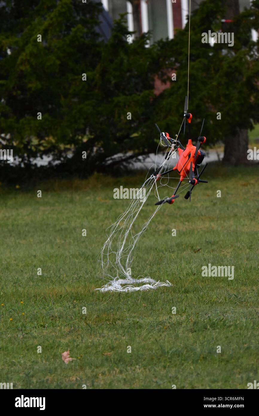 Drohnenvorführung während der Bundeswehr-Übung Red Strom Bravo ad Amburgo Eine Netzwerferdrohne von Argus intercettazione während ihres Einsatzes. Die Netzwerferdrohne kann mithilfe zweier wegschießbaren Netzen feindliche Drohnen einfangen und dann kontrolliert zu Boden lassen. Somit wird sie nicht zerstört und kann auf evtl. Spuren und Hinweise zum Besitzer kontrolliert werden. Die vom Netz eingefangene Drohne hängt unter der Netzwerferdrohne. DAS Netz Hat sich um die Rotoren gewickelt und verhindert ein fliegen der feindlichen Drohne. MIT der Übung Red Strom Bravo wurde ad Amburgo das Zusammens Foto Stock