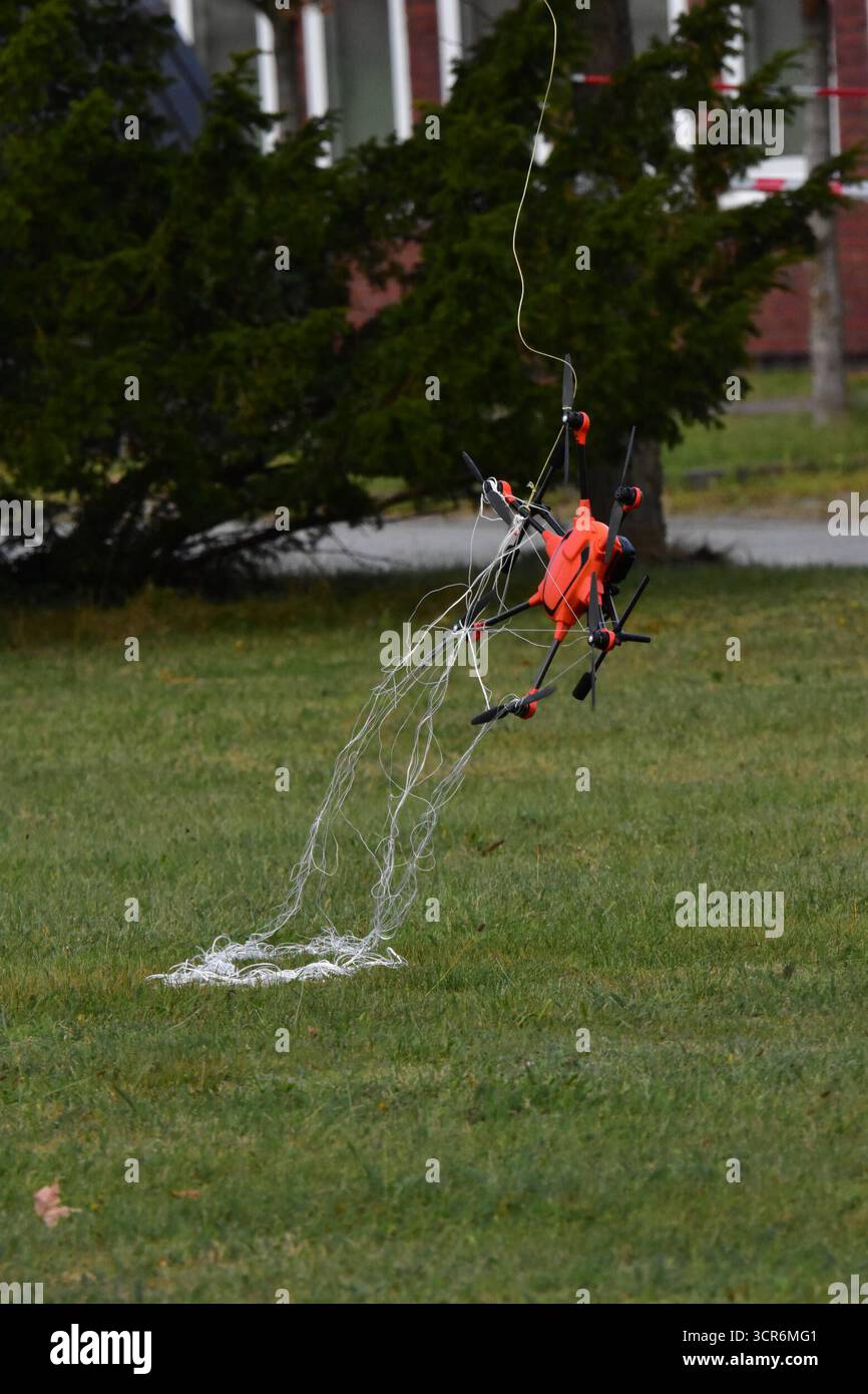 Drohnenvorführung während der Bundeswehr-Übung Red Strom Bravo ad Amburgo Eine Netzwerferdrohne von Argus intercettazione während ihres Einsatzes. Die Netzwerferdrohne kann mithilfe zweier wegschießbaren Netzen feindliche Drohnen einfangen und dann kontrolliert zu Boden lassen. Somit wird sie nicht zerstört und kann auf evtl. Spuren und Hinweise zum Besitzer kontrolliert werden. Die vom Netz eingefangene Drohne hängt unter der Netzwerferdrohne. DAS Netz Hat sich um die Rotoren gewickelt und verhindert ein fliegen der feindlichen Drohne. MIT der Übung Red Strom Bravo wurde ad Amburgo das Zusammens Foto Stock