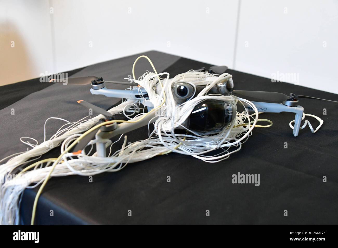 Drohnenvorführung während der Bundeswehr-Übung Red Strom Bravo ad Amburgo Eine Netzwerferdrohne von Argus intercettazione während ihres Einsatzes. Die Netzwerferdrohne kann mithilfe zweier wegschießbaren Netzen feindliche Drohnen einfangen und dann kontrolliert zu Boden lassen. Somit wird sie nicht zerstört und kann auf evtl. Spuren und Hinweise zum Besitzer kontrolliert werden. Die vom Netz eingefangene Drohne hängt unter der Netzwerferdrohne. DAS Netz Hat sich um die Rotoren gewickelt und verhindert ein fliegen der feindlichen Drohne. MIT der Übung Red Strom Bravo wurde ad Amburgo das Zusammens Foto Stock