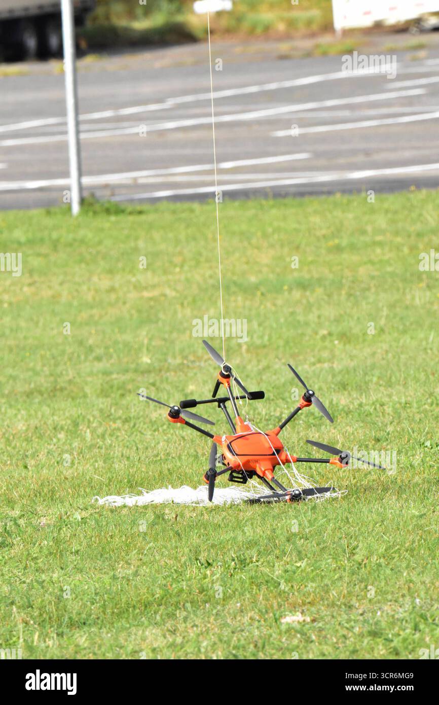 Drohnenvorführung während der Bundeswehr-Übung Red Strom Bravo ad Amburgo Eine Netzwerferdrohne von Argus intercettazione während ihres Einsatzes. Die Netzwerferdrohne kann mithilfe zweier wegschießbaren Netzen feindliche Drohnen einfangen und dann kontrolliert zu Boden lassen. Somit wird sie nicht zerstört und kann auf evtl. Spuren und Hinweise zum Besitzer kontrolliert werden. Die vom Netz eingefangene Drohne hängt unter der Netzwerferdrohne. DAS Netz Hat sich um die Rotoren gewickelt und verhindert ein fliegen der feindlichen Drohne. MIT der Übung Red Strom Bravo wurde ad Amburgo das Zusammens Foto Stock