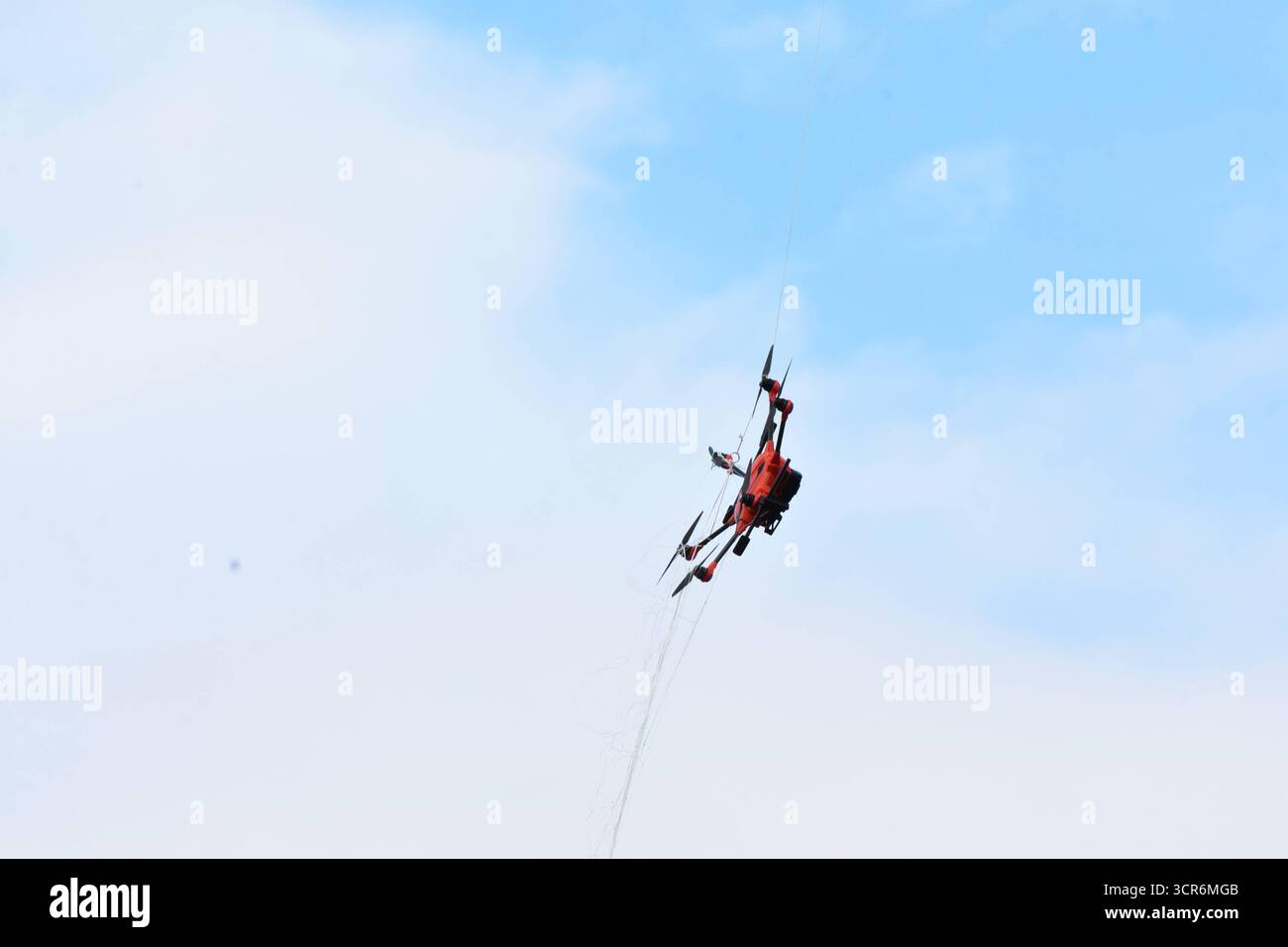 Drohnenvorführung während der Bundeswehr-Übung Red Strom Bravo ad Amburgo Eine Netzwerferdrohne von Argus intercettazione während ihres Einsatzes. Die Netzwerferdrohne kann mithilfe zweier wegschießbaren Netzen feindliche Drohnen einfangen und dann kontrolliert zu Boden lassen. Somit wird sie nicht zerstört und kann auf evtl. Spuren und Hinweise zum Besitzer kontrolliert werden. Die vom Netz eingefangene Drohne hängt unter der Netzwerferdrohne. DAS Netz Hat sich um die Rotoren gewickelt und verhindert ein fliegen der feindlichen Drohne. MIT der Übung Red Strom Bravo wurde ad Amburgo das Zusammens Foto Stock