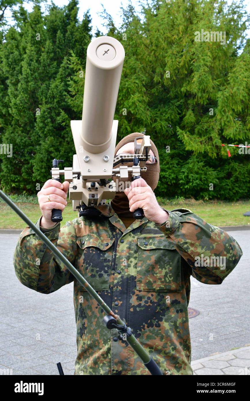 Drohnenvorführung während der Bundeswehr-Übung Red Strom Bravo ad Amburgo MIT dem Effektor HP 47, einem Schultergestützem Jammer Störsender kann ein Soldat den Funkkontakt sowie das GPS-Signal der Drohne stören. SIE kann somit gezielt bekämpft werden. DAS HP 47 kann von einem Soldaten bedient werden. MIT der Übung Red Strom Bravo wurde in Hamburg das Zusammenspiel der Bundeswehr mit zivilen Rettungsorganizationen, Wirtschaftsunternehmen und Behörden geübt. ALS fiktives Szenario wurde ein eskalierender Konflikt an der NATO-Ostgrenze angenommen. Hierfür werden NATO-Truppen im Hamburger Hafen übe Foto Stock