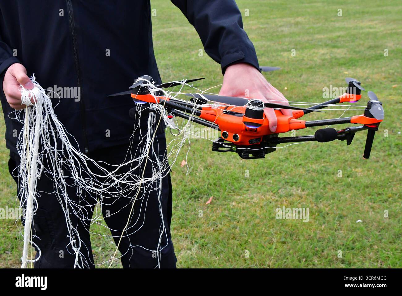 Drohnenvorführung während der Bundeswehr-Übung Red Strom Bravo ad Amburgo Eine Netzwerferdrohne von Argus intercettazione während ihres Einsatzes. Die Netzwerferdrohne kann mithilfe zweier wegschießbaren Netzen feindliche Drohnen einfangen und dann kontrolliert zu Boden lassen. Somit wird sie nicht zerstört und kann auf evtl. Spuren und Hinweise zum Besitzer kontrolliert werden. Die vom Netz eingefangene Drohne hängt unter der Netzwerferdrohne. DAS Netz Hat sich um die Rotoren gewickelt und verhindert ein fliegen der feindlichen Drohne. MIT der Übung Red Strom Bravo wurde ad Amburgo das Zusammens Foto Stock
