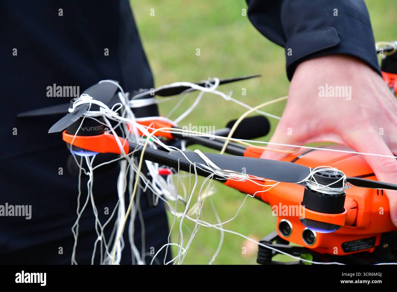 Drohnenvorführung während der Bundeswehr-Übung Red Strom Bravo ad Amburgo Eine Netzwerferdrohne von Argus intercettazione während ihres Einsatzes. Die Netzwerferdrohne kann mithilfe zweier wegschießbaren Netzen feindliche Drohnen einfangen und dann kontrolliert zu Boden lassen. Somit wird sie nicht zerstört und kann auf evtl. Spuren und Hinweise zum Besitzer kontrolliert werden. Die vom Netz eingefangene Drohne hängt unter der Netzwerferdrohne. DAS Netz Hat sich um die Rotoren gewickelt und verhindert ein fliegen der feindlichen Drohne. MIT der Übung Red Strom Bravo wurde ad Amburgo das Zusammens Foto Stock