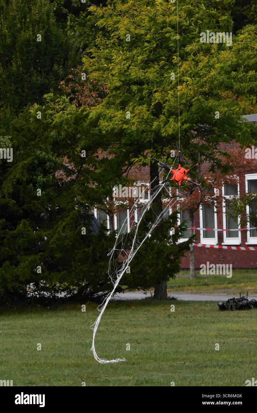 Drohnenvorführung während der Bundeswehr-Übung Red Strom Bravo ad Amburgo Eine Netzwerferdrohne von Argus intercettazione während ihres Einsatzes. Die Netzwerferdrohne kann mithilfe zweier wegschießbaren Netzen feindliche Drohnen einfangen und dann kontrolliert zu Boden lassen. Somit wird sie nicht zerstört und kann auf evtl. Spuren und Hinweise zum Besitzer kontrolliert werden. Die vom Netz eingefangene Drohne hängt unter der Netzwerferdrohne. DAS Netz Hat sich um die Rotoren gewickelt und verhindert ein fliegen der feindlichen Drohne. MIT der Übung Red Strom Bravo wurde ad Amburgo das Zusammens Foto Stock