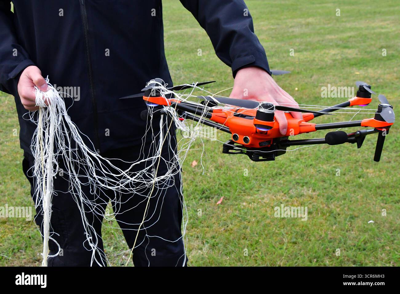 Drohnenvorführung während der Bundeswehr-Übung Red Strom Bravo ad Amburgo Eine Netzwerferdrohne von Argus intercettazione während ihres Einsatzes. Die Netzwerferdrohne kann mithilfe zweier wegschießbaren Netzen feindliche Drohnen einfangen und dann kontrolliert zu Boden lassen. Somit wird sie nicht zerstört und kann auf evtl. Spuren und Hinweise zum Besitzer kontrolliert werden. Die vom Netz eingefangene Drohne hängt unter der Netzwerferdrohne. DAS Netz Hat sich um die Rotoren gewickelt und verhindert ein fliegen der feindlichen Drohne. MIT der Übung Red Strom Bravo wurde ad Amburgo das Zusammens Foto Stock