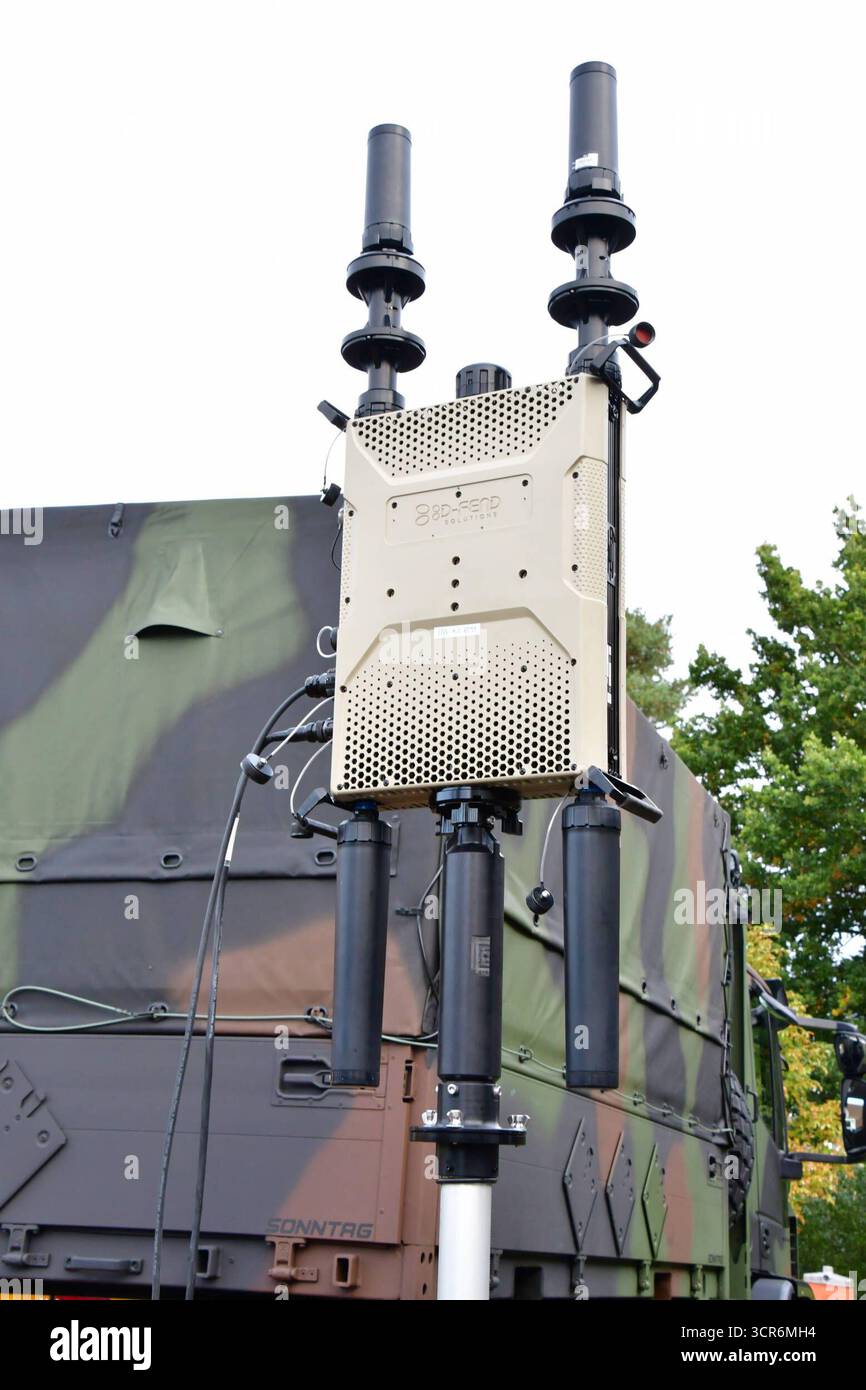 Drohnenvorführung während der Bundeswehr-Übung Red Strom Bravo ad Amburgo MIT dem Effektor HP 47, einem Schultergestützem Jammer Störsender kann ein Soldat den Funkkontakt sowie das GPS-Signal der Drohne stören. SIE kann somit gezielt bekämpft werden. DAS HP 47 kann von einem Soldaten bedient werden. MIT der Übung Red Strom Bravo wurde in Hamburg das Zusammenspiel der Bundeswehr mit zivilen Rettungsorganizationen, Wirtschaftsunternehmen und Behörden geübt. ALS fiktives Szenario wurde ein eskalierender Konflikt an der NATO-Ostgrenze angenommen. Hierfür werden NATO-Truppen im Hamburger Hafen übe Foto Stock