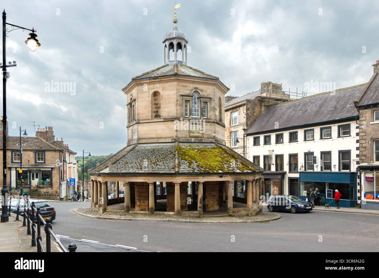 Il mercato del burro, il castello di Barnard, il mercato britannico delle valli dello yorkshire attraversano il centro della città circondato da edifici tradizionali e da una nuvolosa Foto Stock