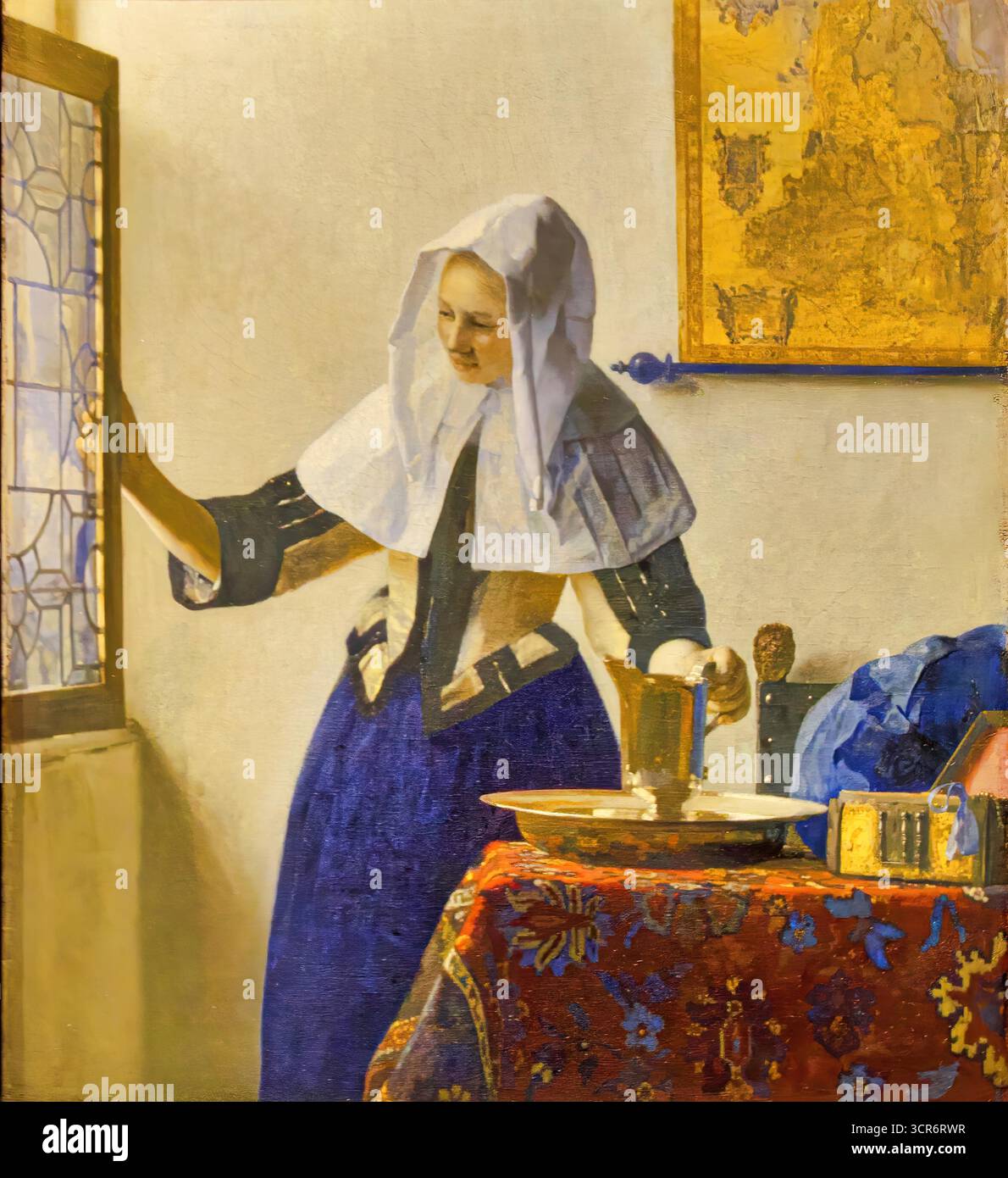 Johannes Vermeer, giovane donna con una caraffa d'acqua (c. 1662), piccolo interno olandese con una donna a una finestra aperta che tiene una caraffa d'argento dorato. Illustrazione Vettoriale