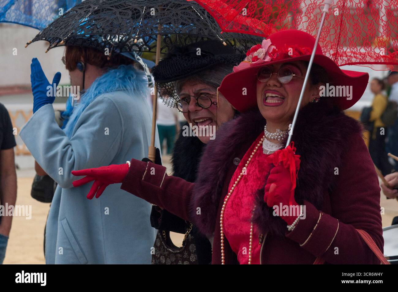 Gruppo teatrale di strada che rappresenta donne inglesi anziane che si esibiscono durante la British Heritage Fair a Huelva 2025. Foto Stock
