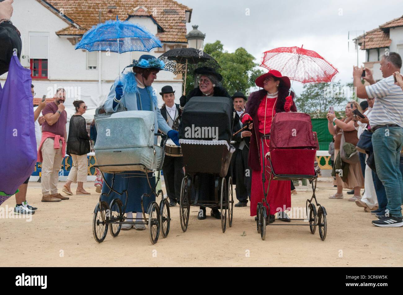 Gruppo teatrale di strada che rappresenta donne inglesi anziane che si esibiscono durante la British Heritage Fair a Huelva 2025. Foto Stock