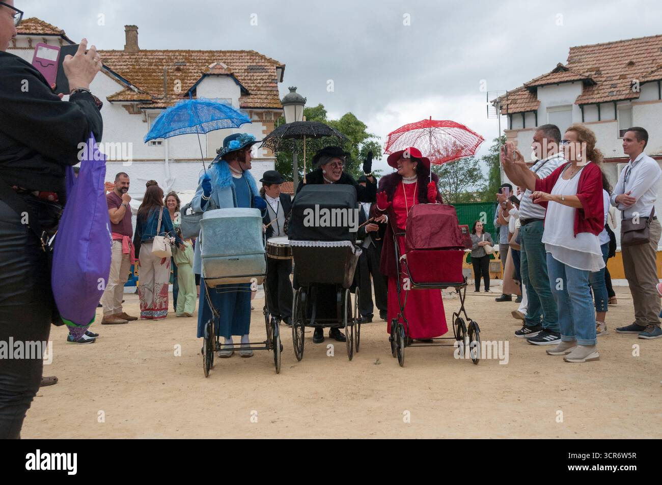 Gruppo teatrale di strada che rappresenta donne inglesi anziane che si esibiscono durante la British Heritage Fair a Huelva 2025. Foto Stock