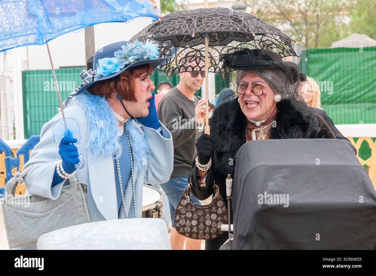 Gruppo teatrale di strada che rappresenta donne inglesi anziane che si esibiscono durante la British Heritage Fair a Huelva 2025. Foto Stock