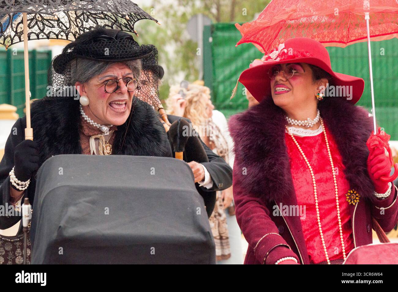 Gruppo teatrale di strada che rappresenta donne inglesi anziane che si esibiscono durante la British Heritage Fair a Huelva 2025. Foto Stock