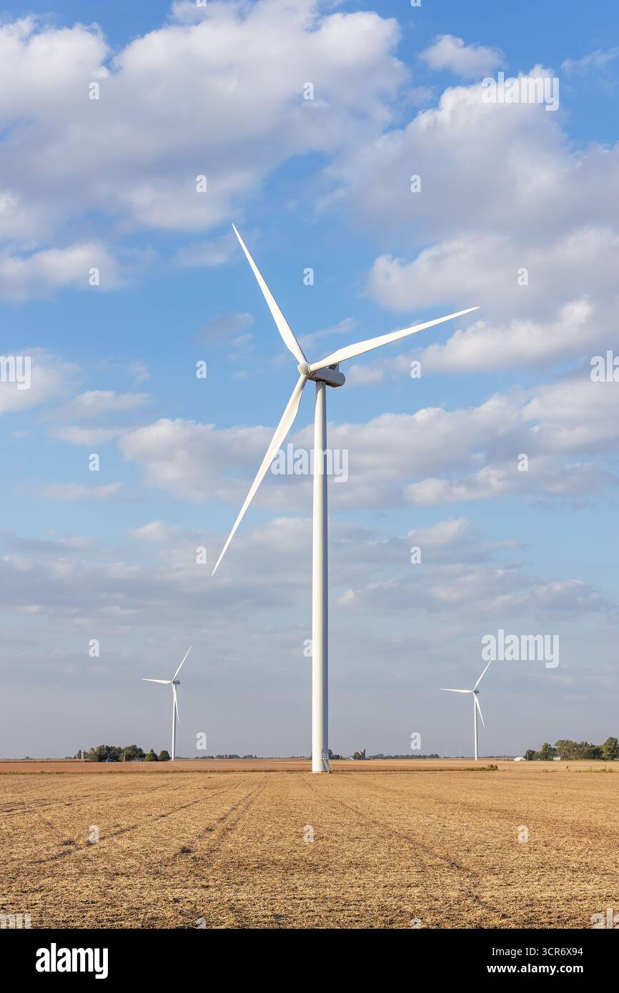La centrale eolica MidAmerican Energy Prairie che utilizza turbine Vestas a New Sharon, Iowa, è stata osservata al crepuscolo durante la stagione autunnale. Foto Stock