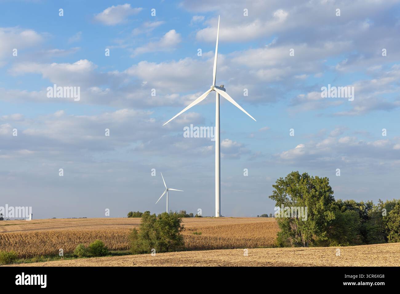 La centrale eolica MidAmerican Energy Prairie che utilizza turbine Vestas a New Sharon, Iowa, è stata osservata al crepuscolo durante la stagione autunnale. Foto Stock
