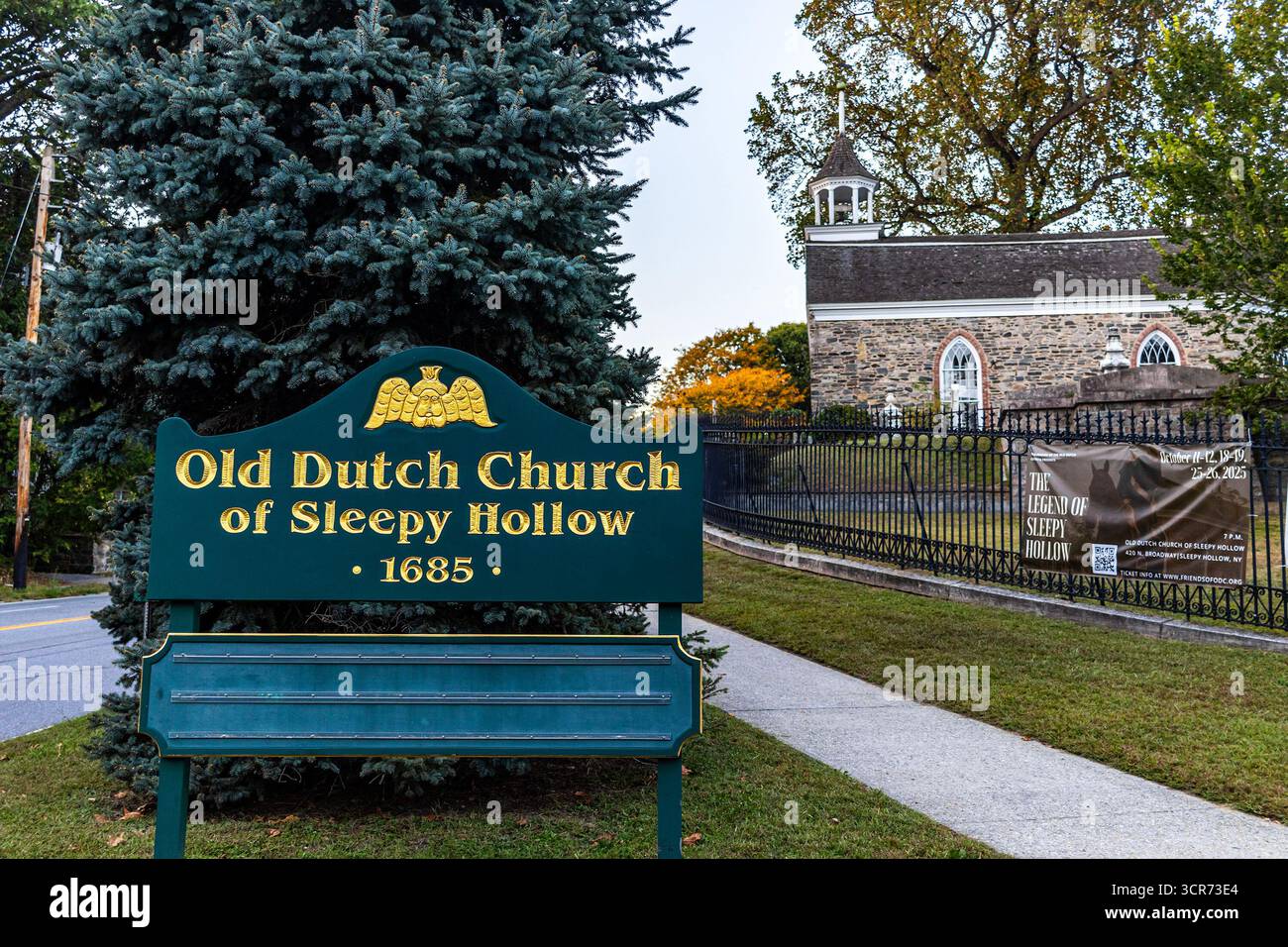 La Old Dutch Church of Sleepy Hollow, New York, fondata nel 1685, è apparsa in primo piano in "The Legend of Sleepy Hollow" di Washington Irving. Foto Stock