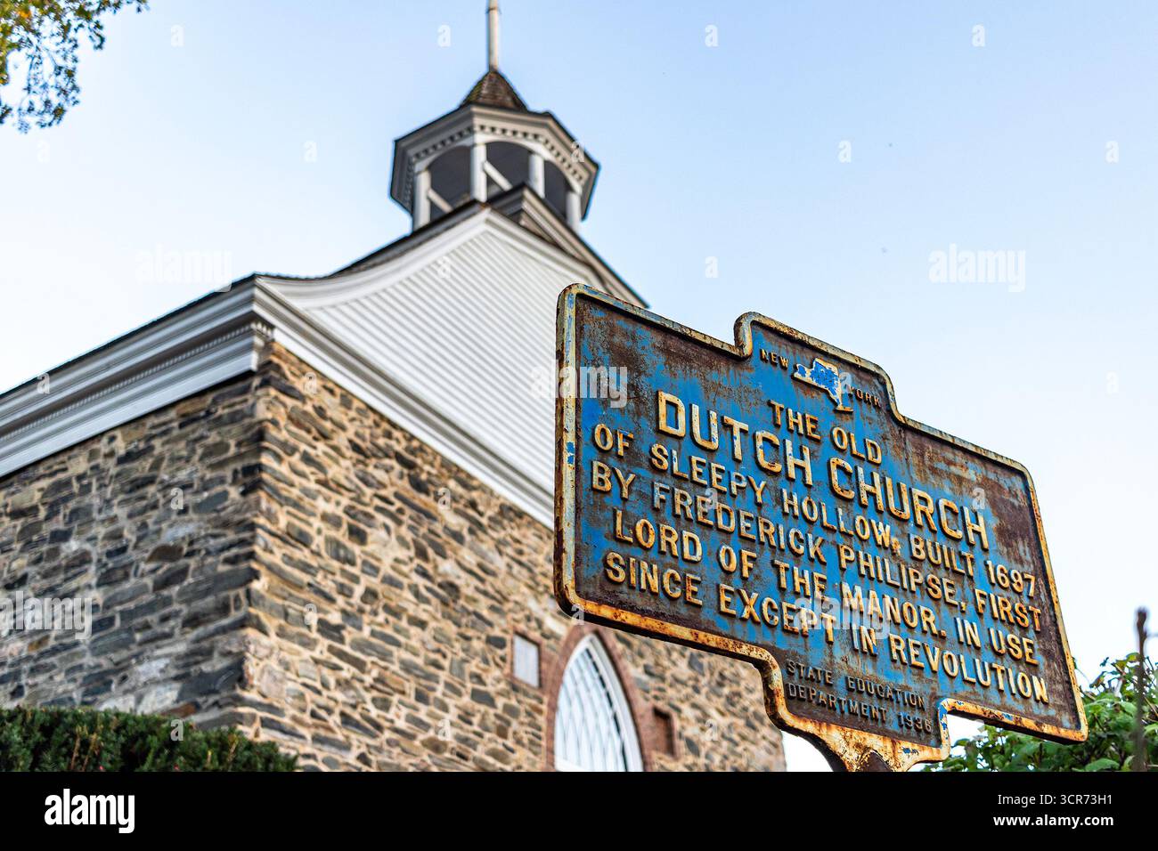 La Old Dutch Church of Sleepy Hollow, New York, fondata nel 1685, è apparsa in primo piano in "The Legend of Sleepy Hollow" di Washington Irving. Foto Stock