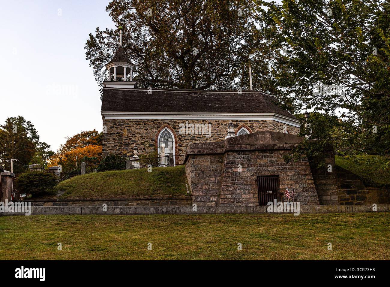 La Old Dutch Church of Sleepy Hollow, New York, fondata nel 1685, è apparsa in primo piano in "The Legend of Sleepy Hollow" di Washington Irving. Foto Stock