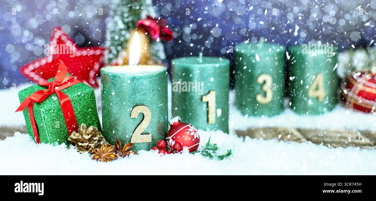 Candele dell'avvento nella neve, 2° Avvento Foto Stock